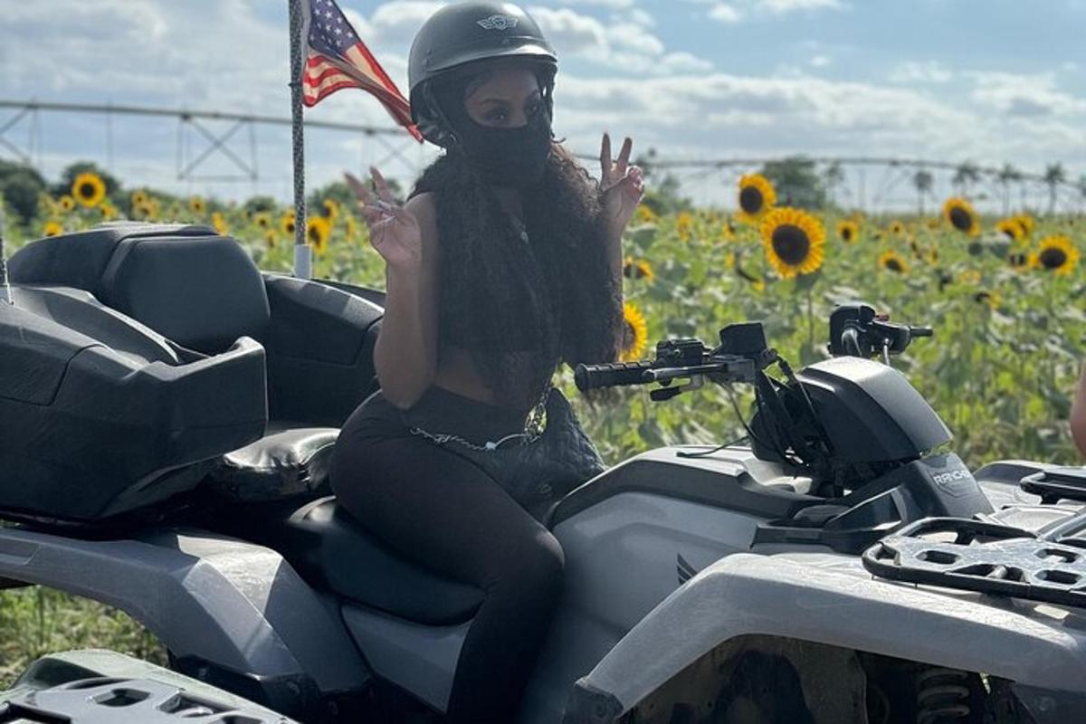 女性が野原でバイクに座っている