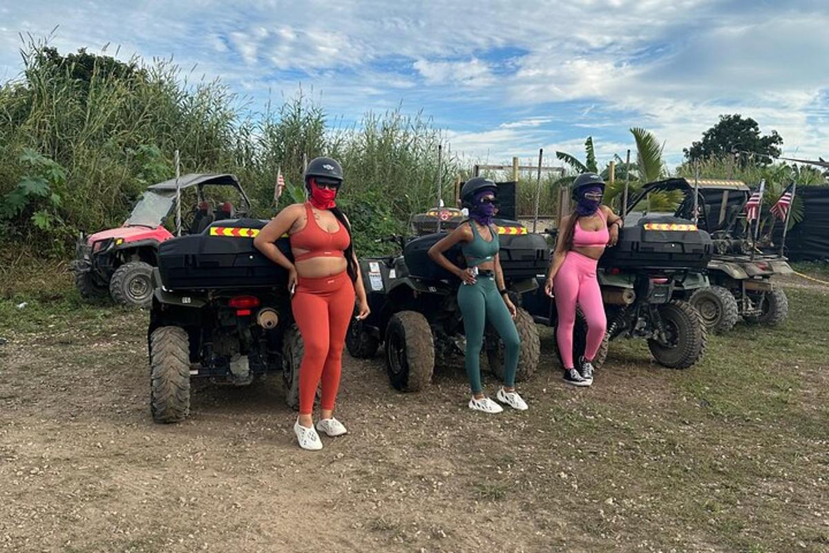 um grupo de três mulheres em pé na frente de quadriciclos