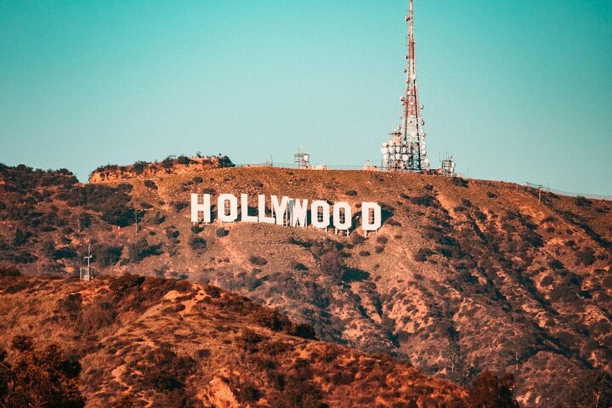 papan tanda hollywood di tepi gunung