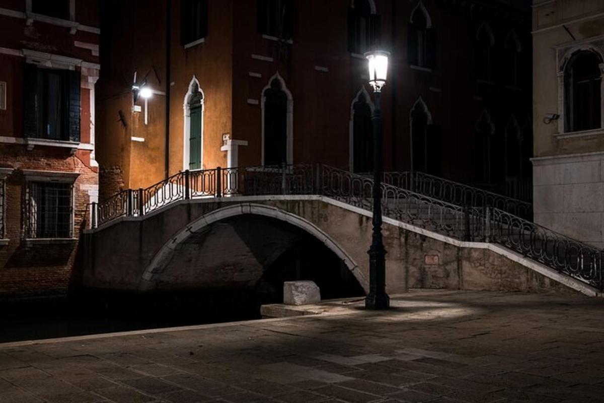 un ponte in una città di notte con un lampione