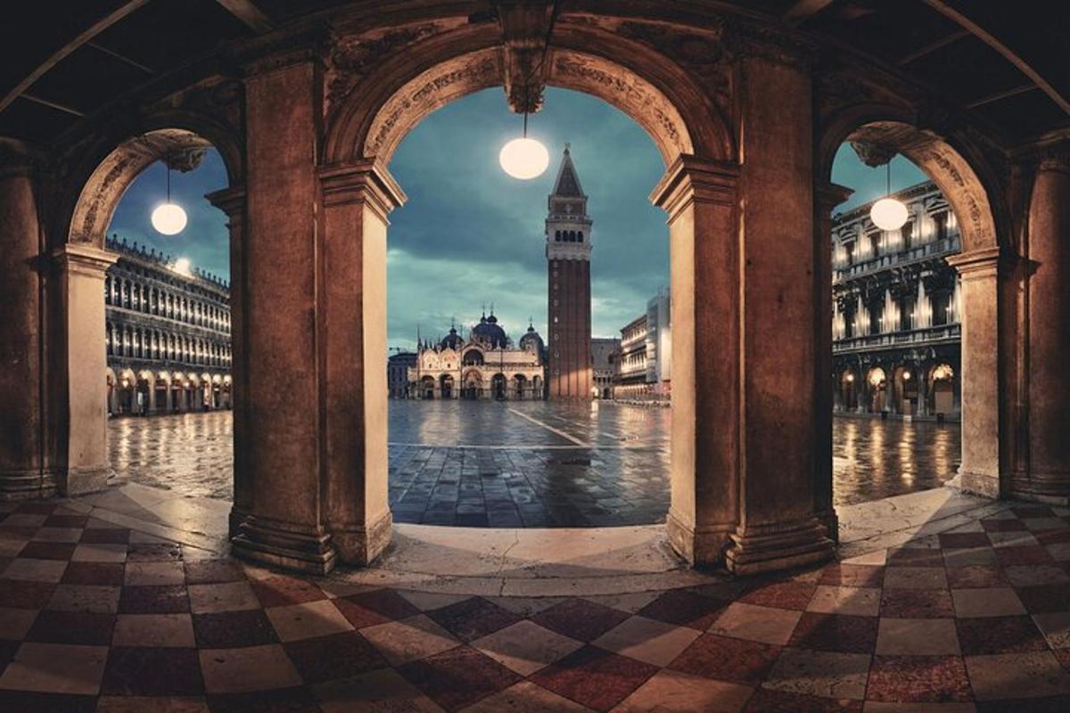 una vista della torre dell'orologio del Big Ben da un arco