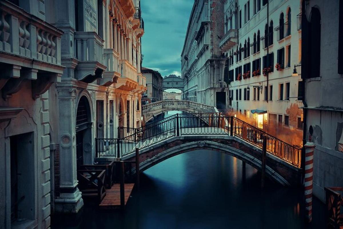 un ponte sopra un fiume in una città