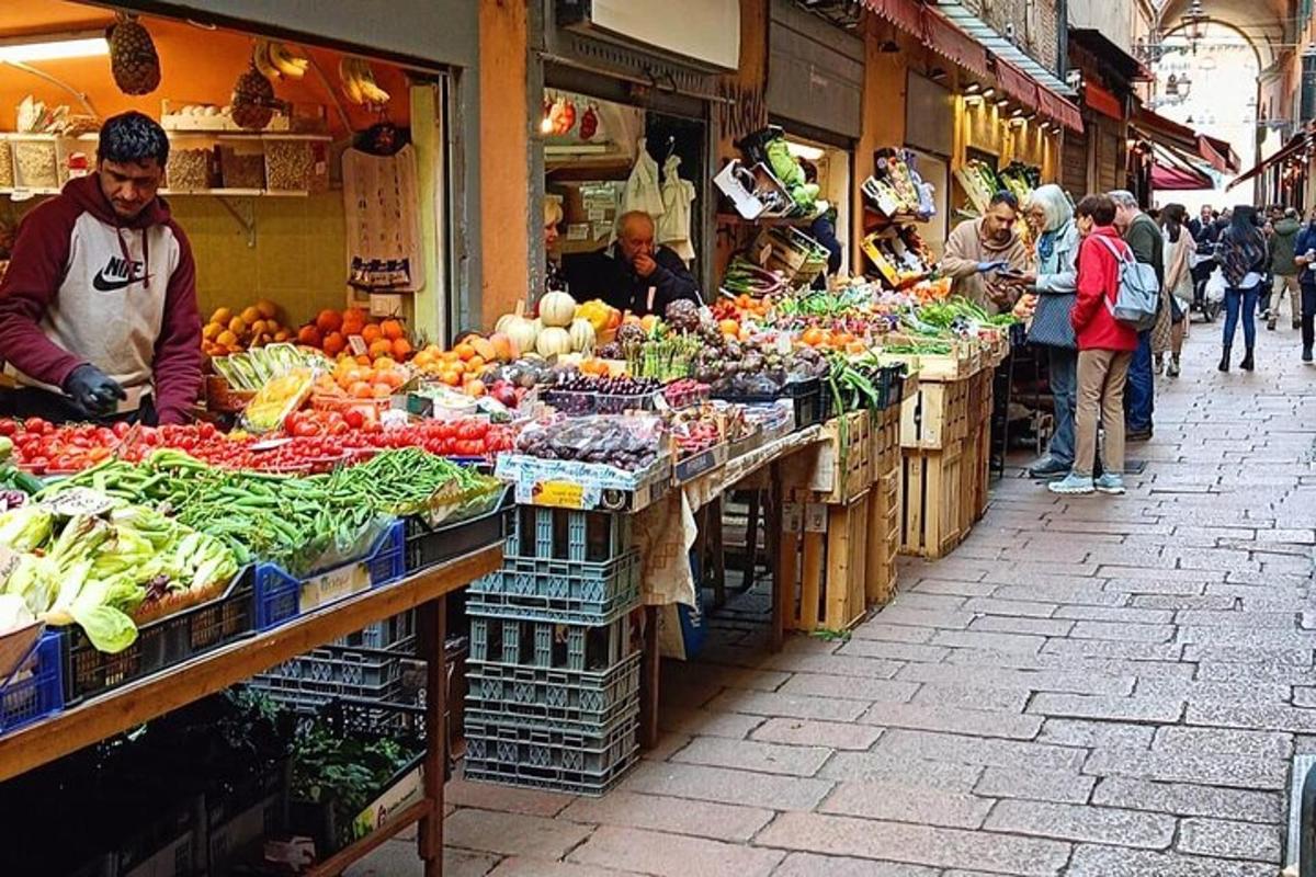 rynek z mnóstwem owoców i warzyw na wystawie