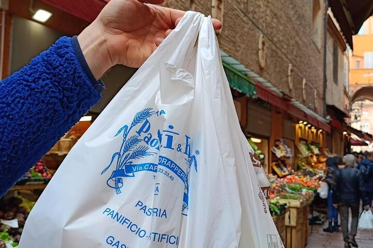 osoba trzymająca plastikową torbę na rynku