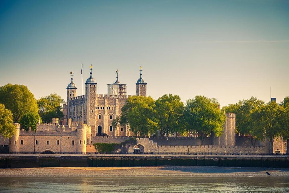 un grande castello situato sulla riva di un fiume