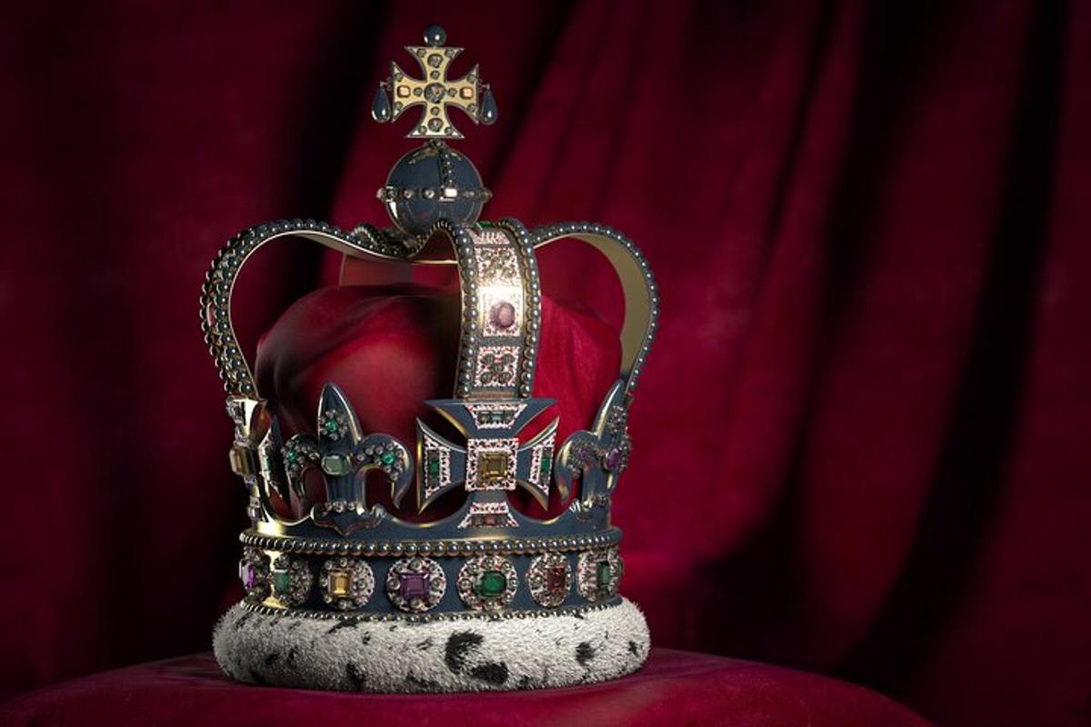 una corona appoggiata su un cuscino rosso