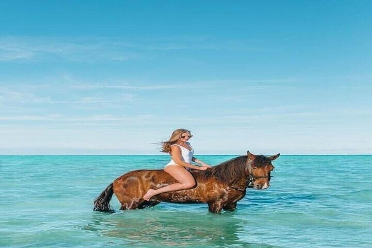 una donna a cavallo nell'oceano