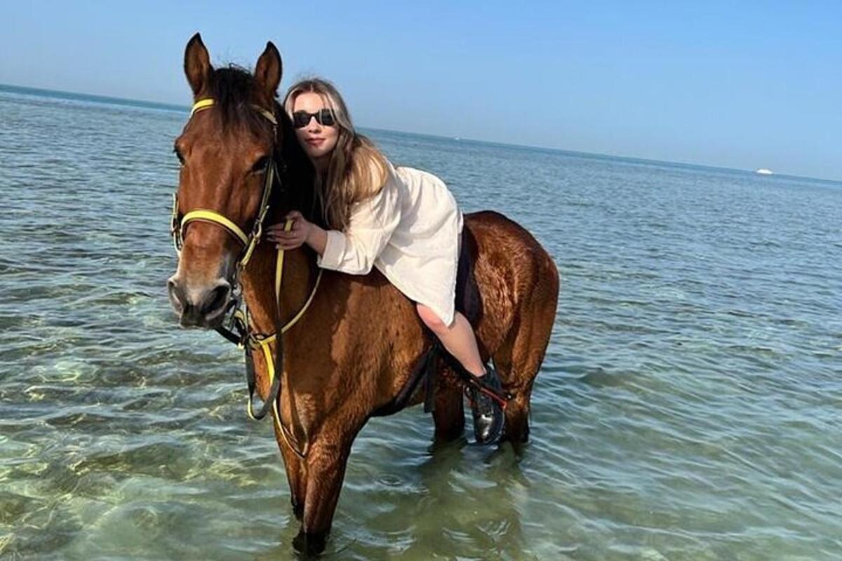 una donna a cavallo nell'oceano