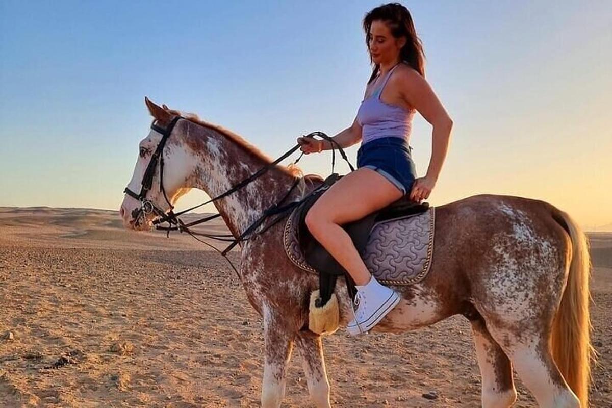 una donna a cavallo nel deserto