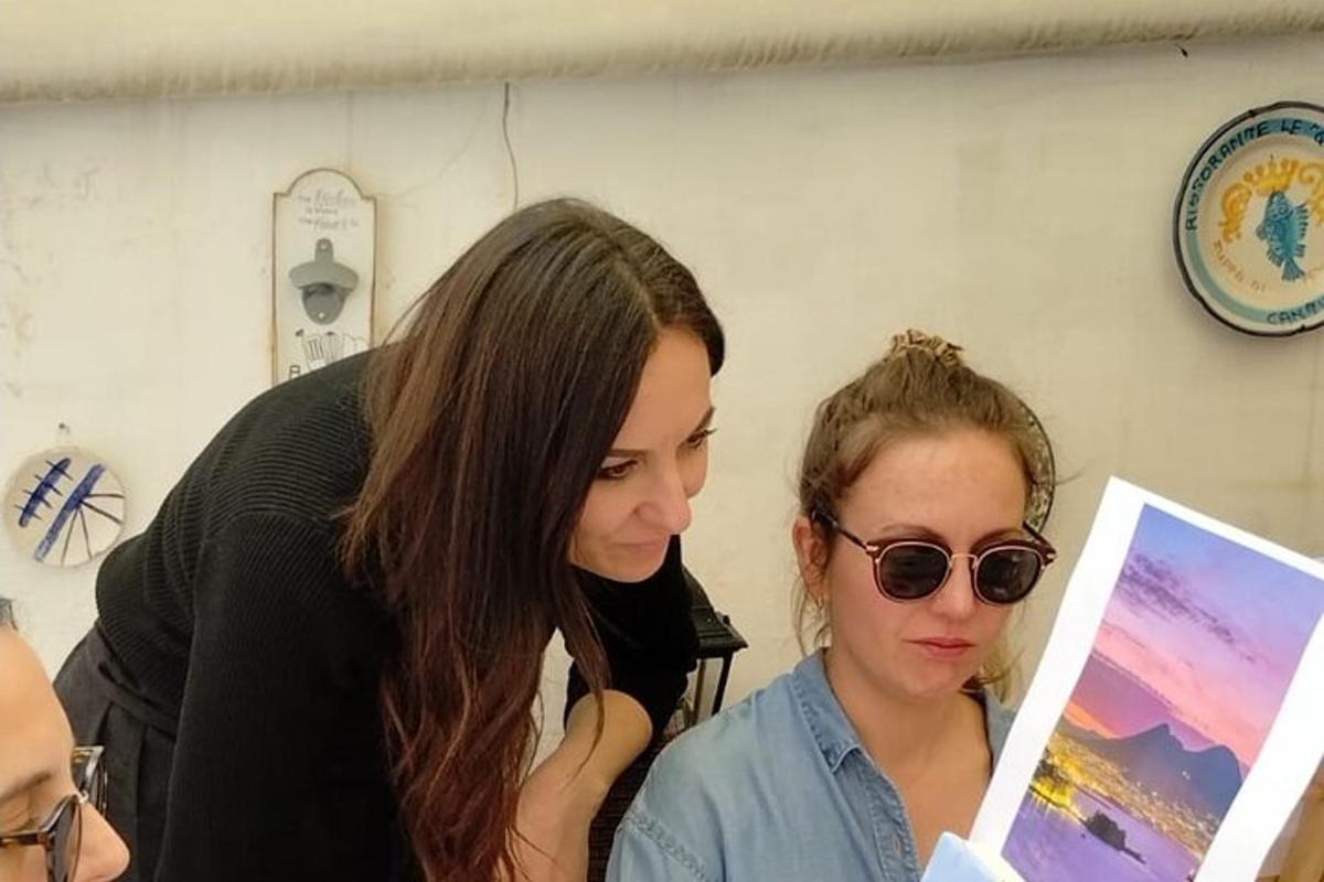 két nő egy fodrászatban, és egy festményt néznek