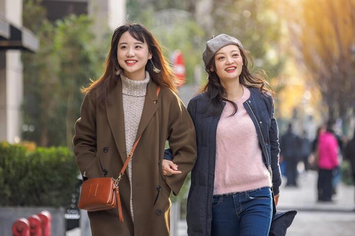 due donne che camminano lungo una strada cittadina