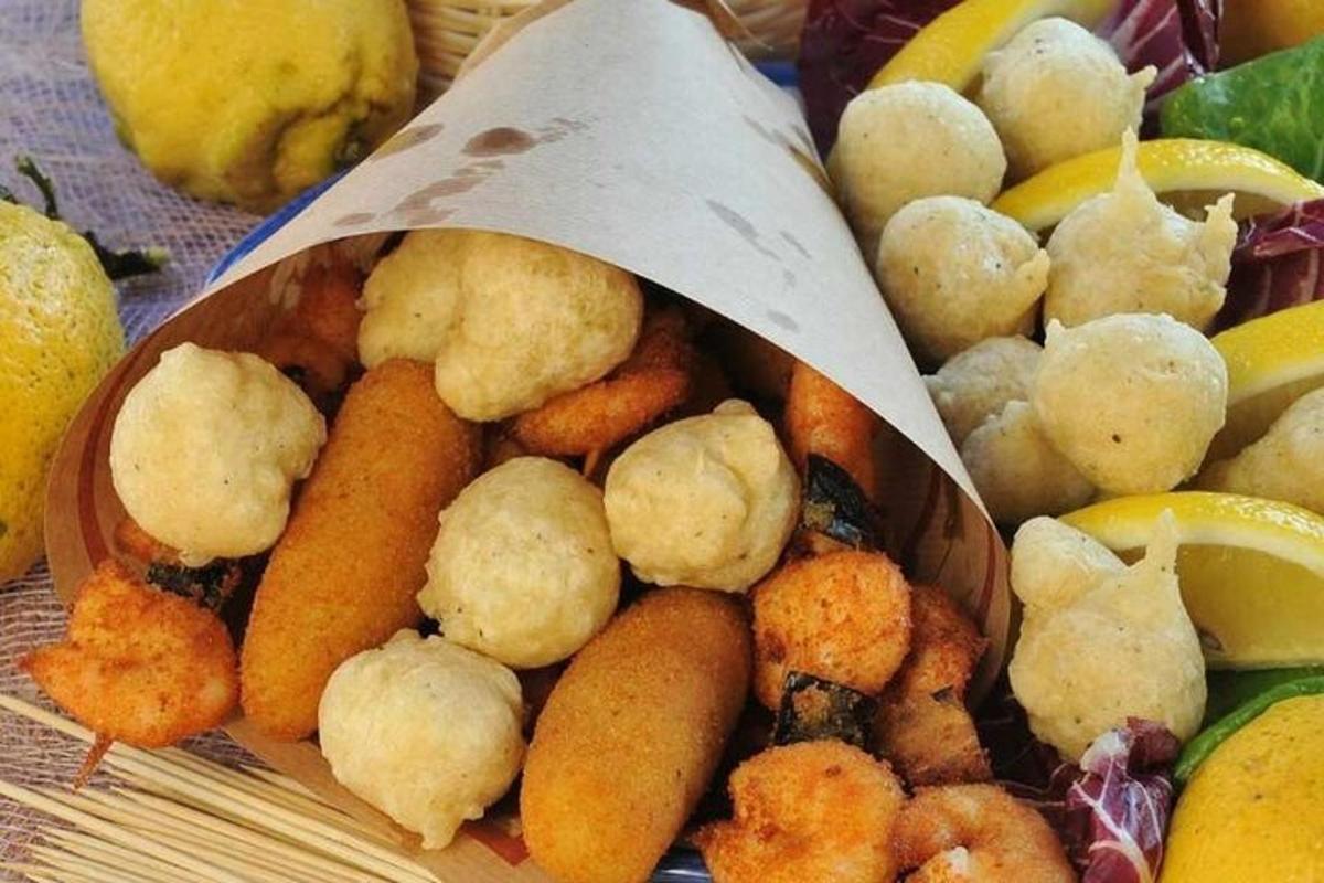 semangkuk makanan dengan makanan di dalamnya