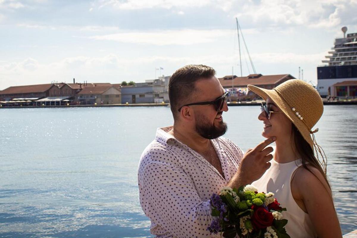 un uomo e una donna in piedi accanto all'acqua