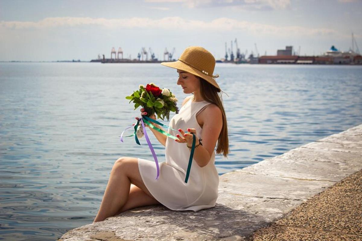 una donna in abito bianco che tiene in mano un mazzo di fiori
