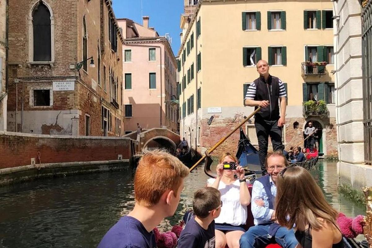 grupp inimesi, kes sõidavad gondliga kanalis