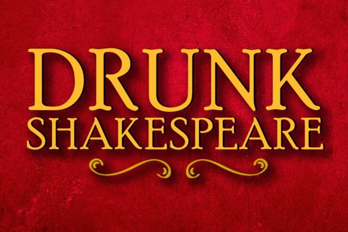 un șervețel roșu cu cuvintele Dennis Shakespeare scrise cu auriu