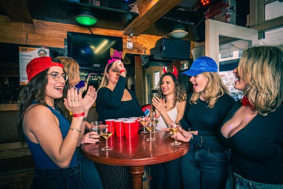 un grup de dones dretes al voltant d'una taula en un bar