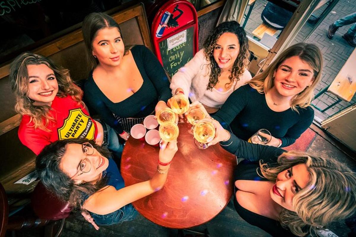 un grup de dones al voltant d'una taula amb donuts