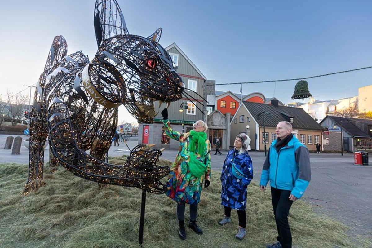 en gruppe mennesker som står ved siden av en statue av en hund