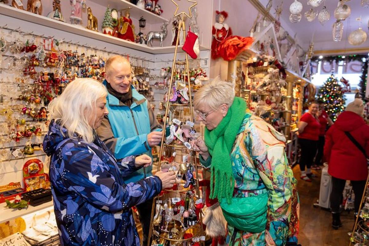 to eldre personer står i en butikk med juleartikler