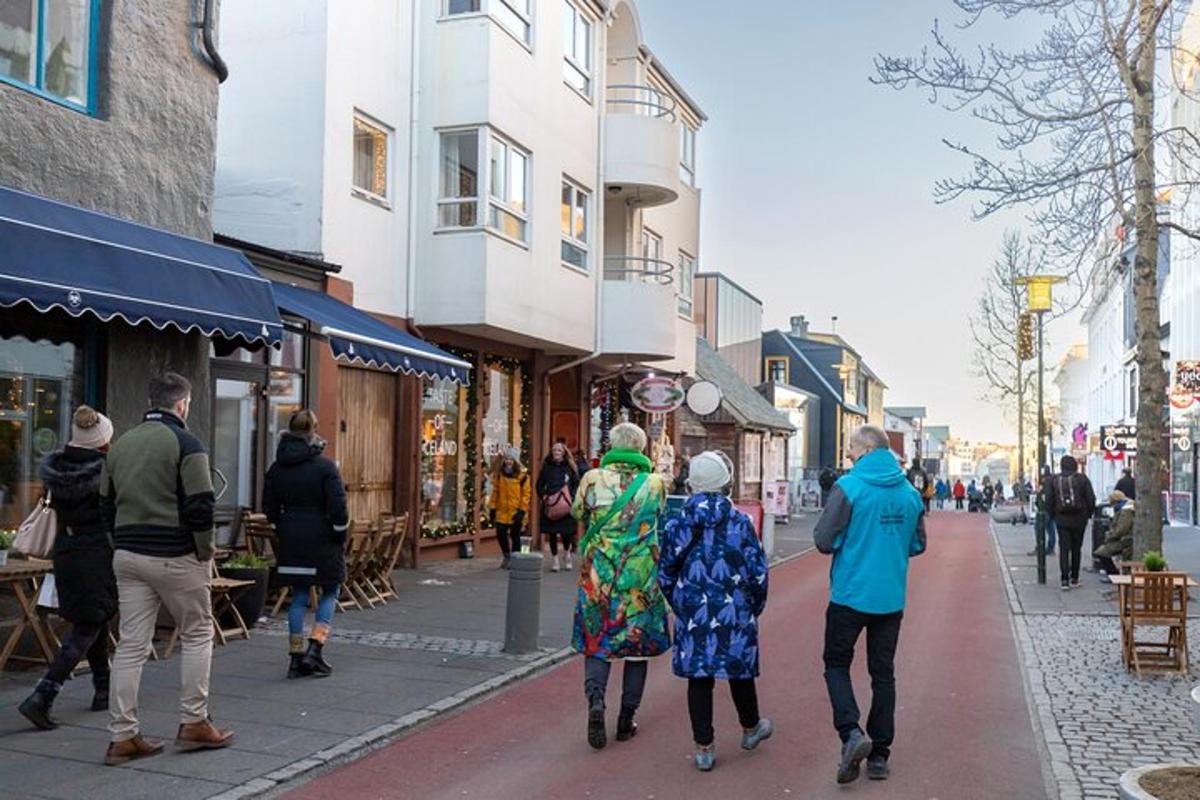 hópur fólks sem gengur niður götu í borginni