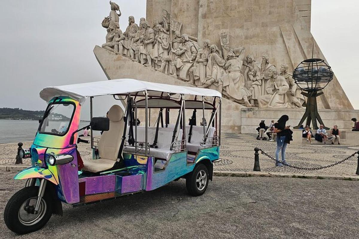 kereta golf berwarna-warni yang diparkir di depan sebuah monumen