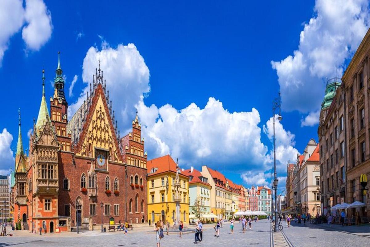skupina lidí jdoucích po městské ulici