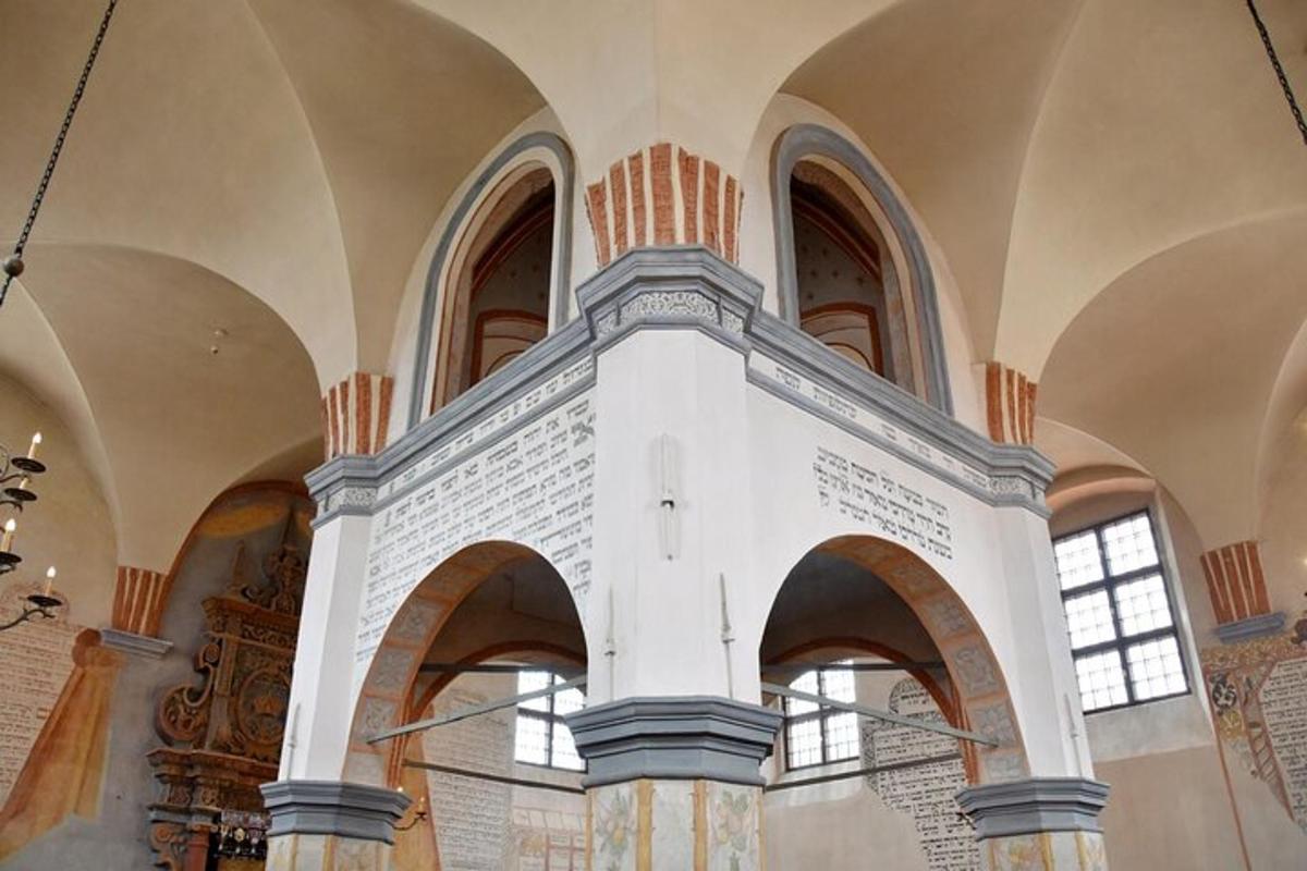 velká místnost s oblouky a okny v budově