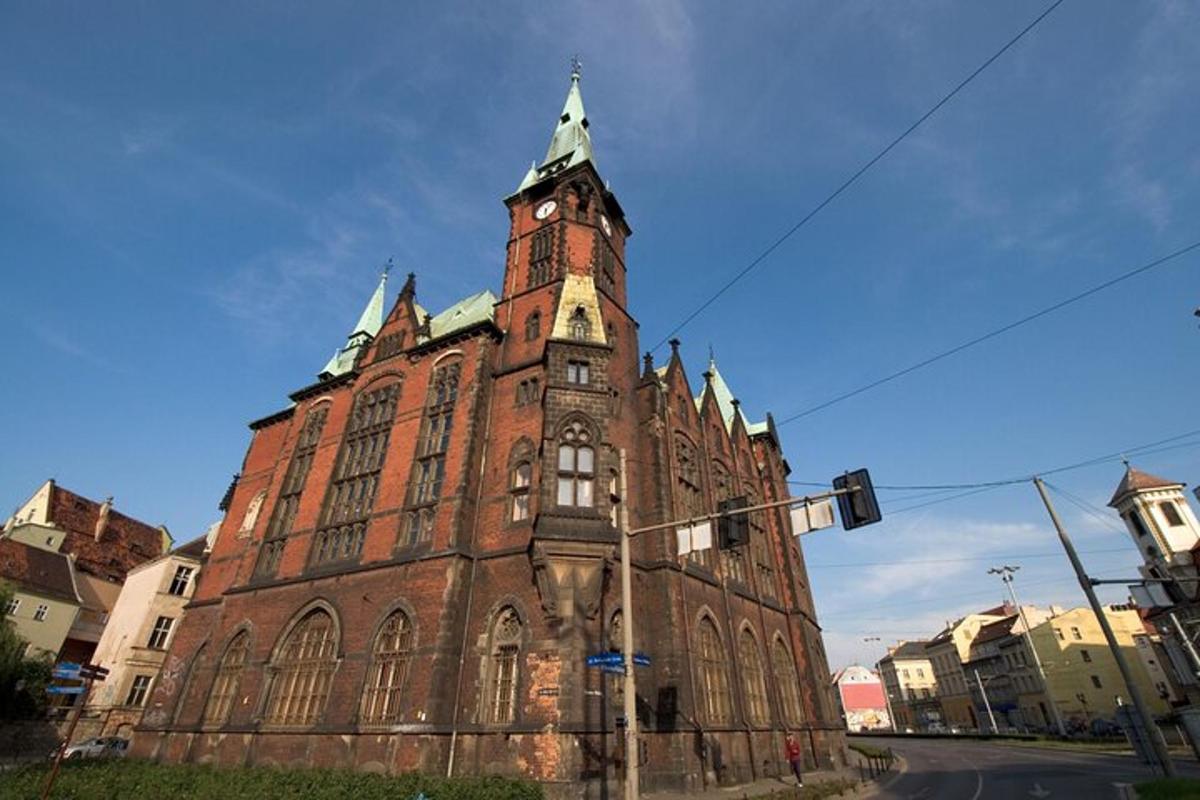 velká cihlová budova s hodinovou věží
