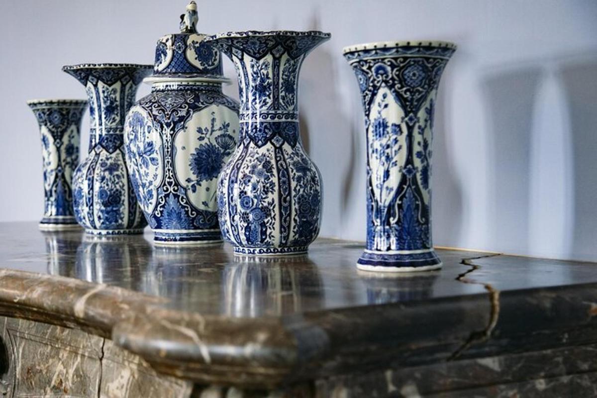 un grup de gerros blaus i blancs sobre una taula