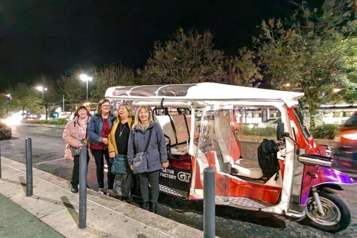 skupina lidí stojících před autobusem