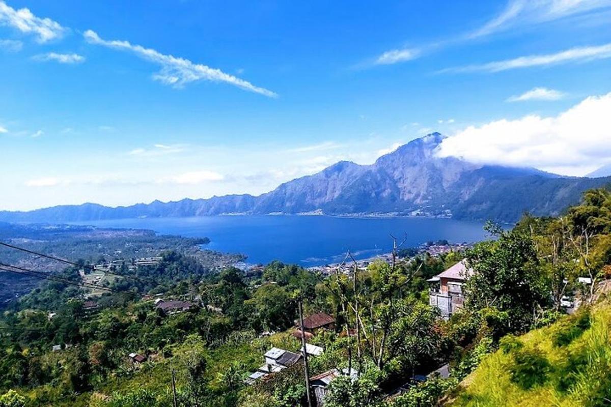 pemandangan badan air yang besar dengan gunung