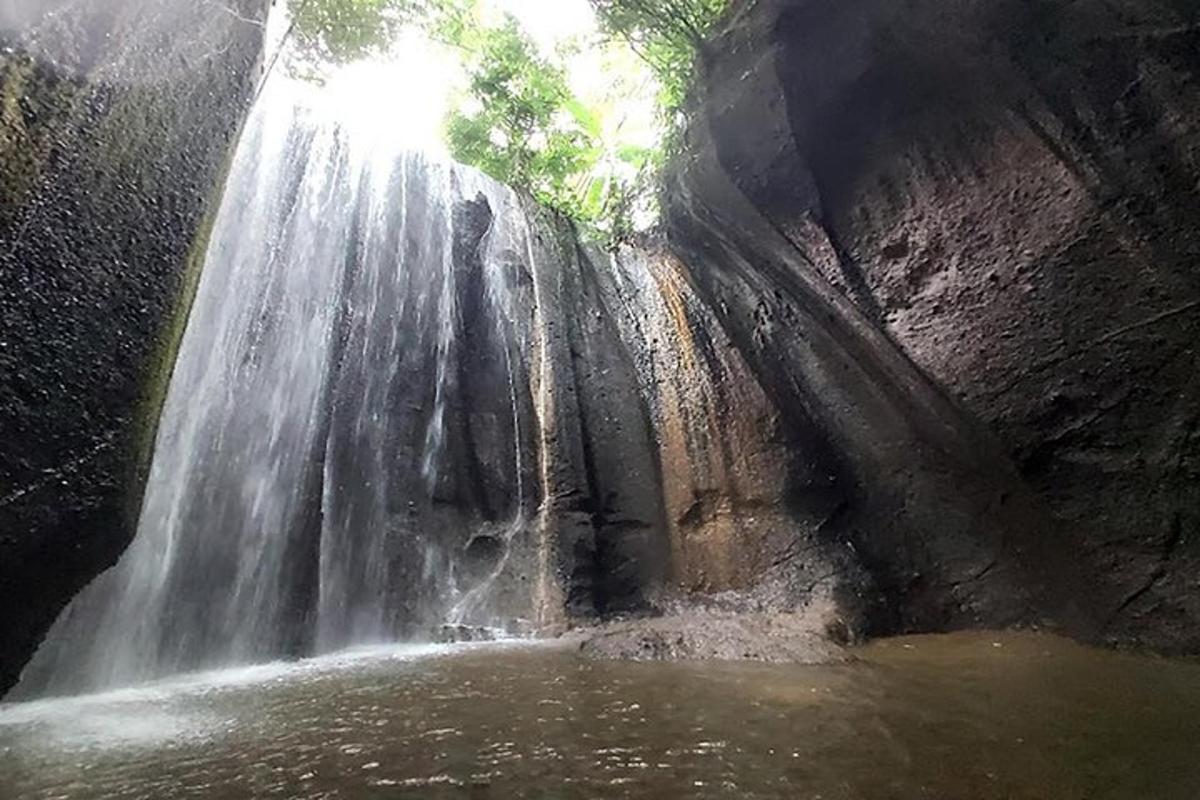 air terjun di dalam gua di sebelah badan air