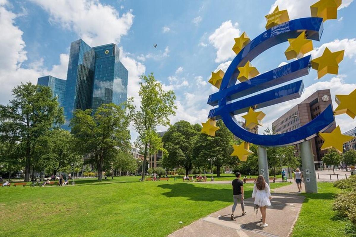 una coppia che cammina in un parco con una grande scultura di stelle
