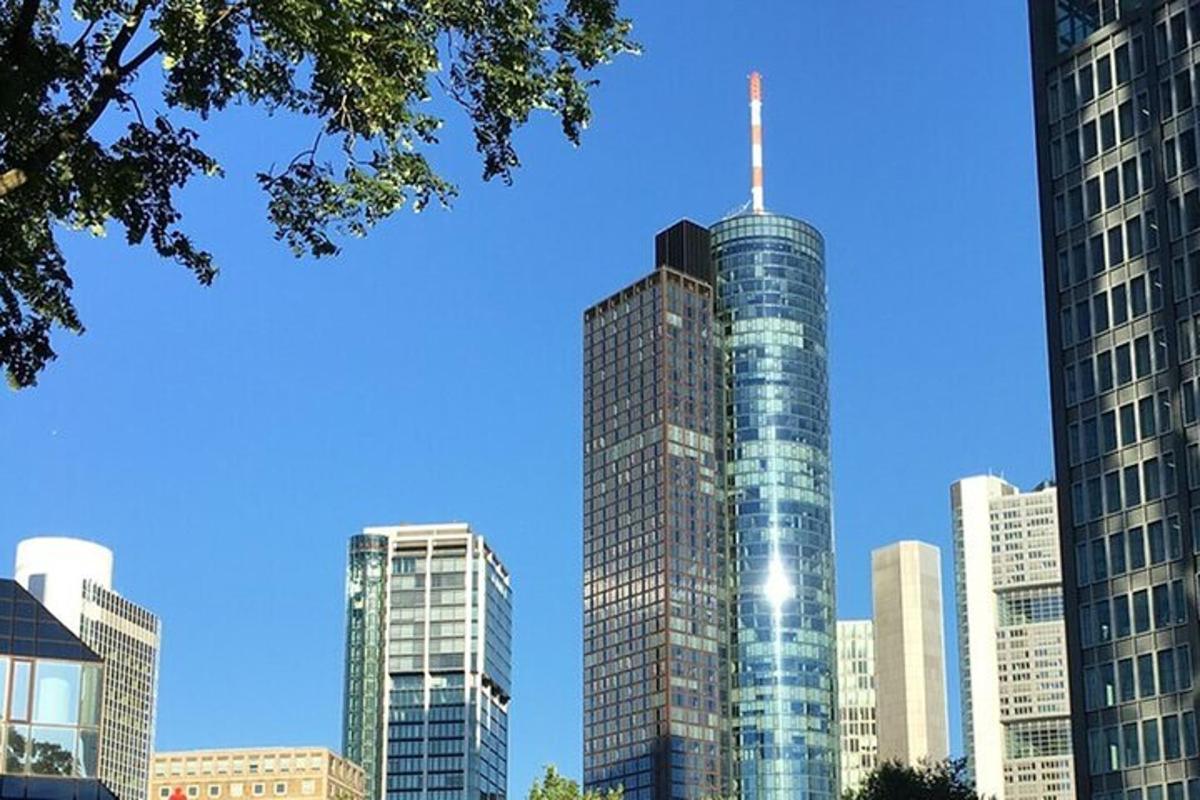 una vista dello skyline di una città con edifici alti