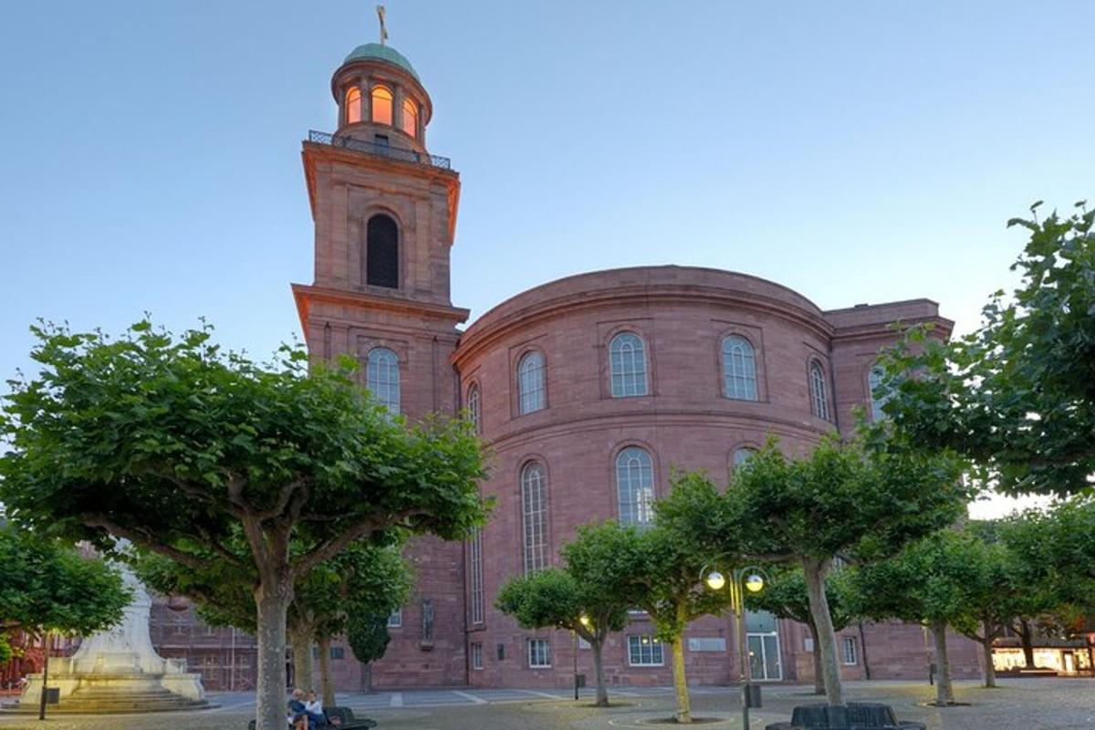 un grande edificio in mattoni con una torre dell'orologio su di esso