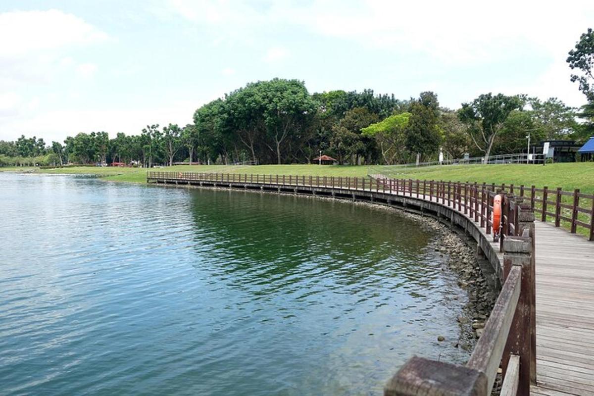 jambatan kayu di atas badan air