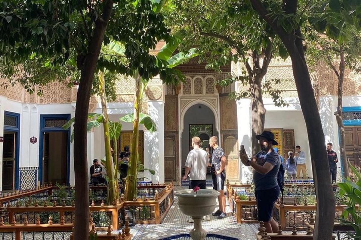 μια ομάδα ανθρώπων που στέκονται σε μια αυλή με δέντρα