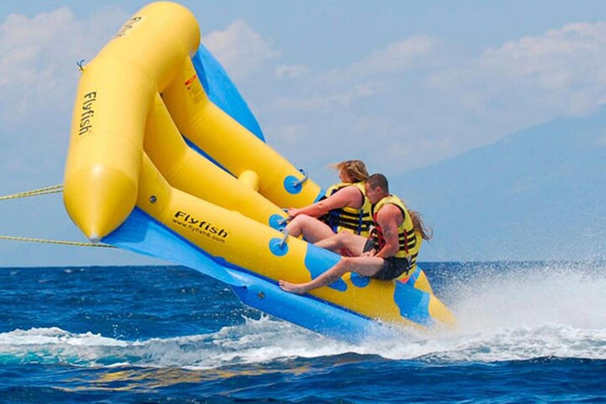 dva lidé jedoucí na raftu ve vodě na tobogánu