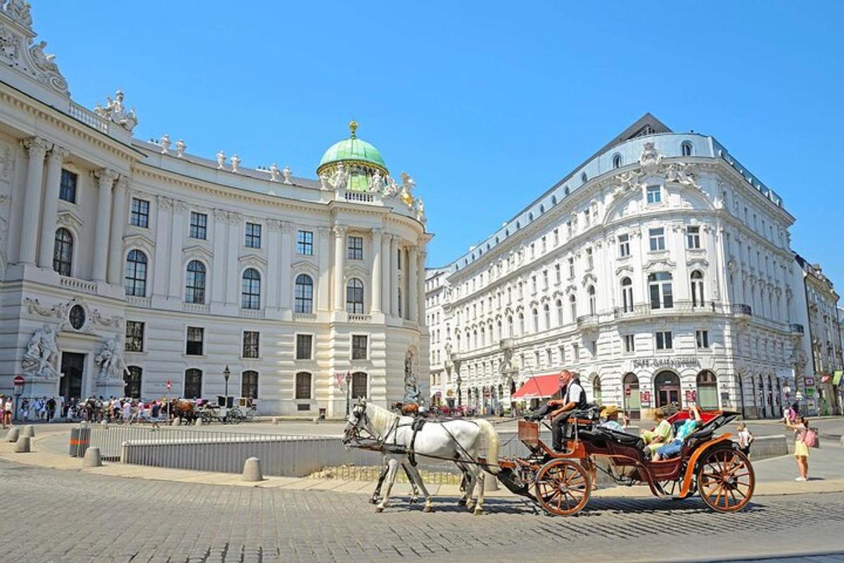 un carruatge tirat per cavalls davant d'un edifici