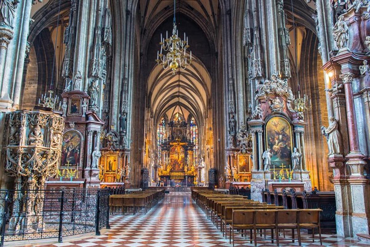una gran catedral amb bancs al mig