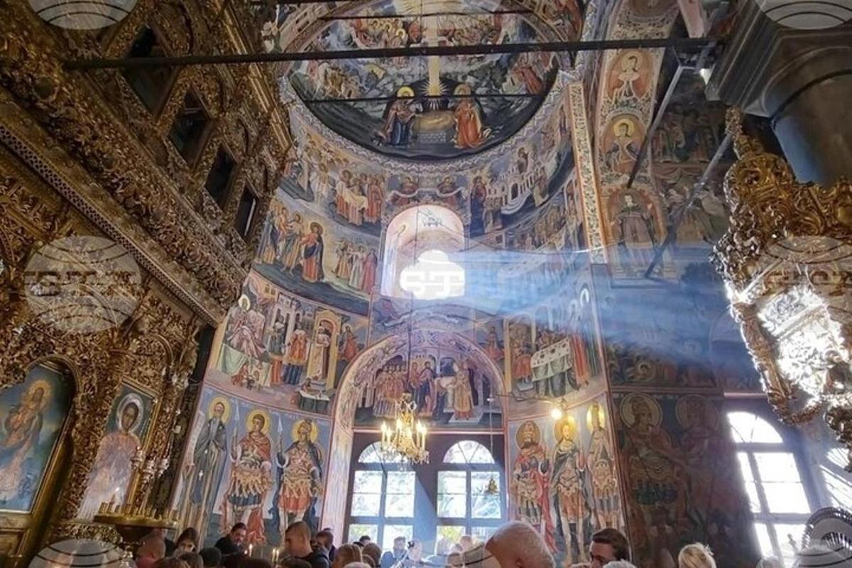 sebuah ruangan besar dengan lukisan di langit-langit gereja