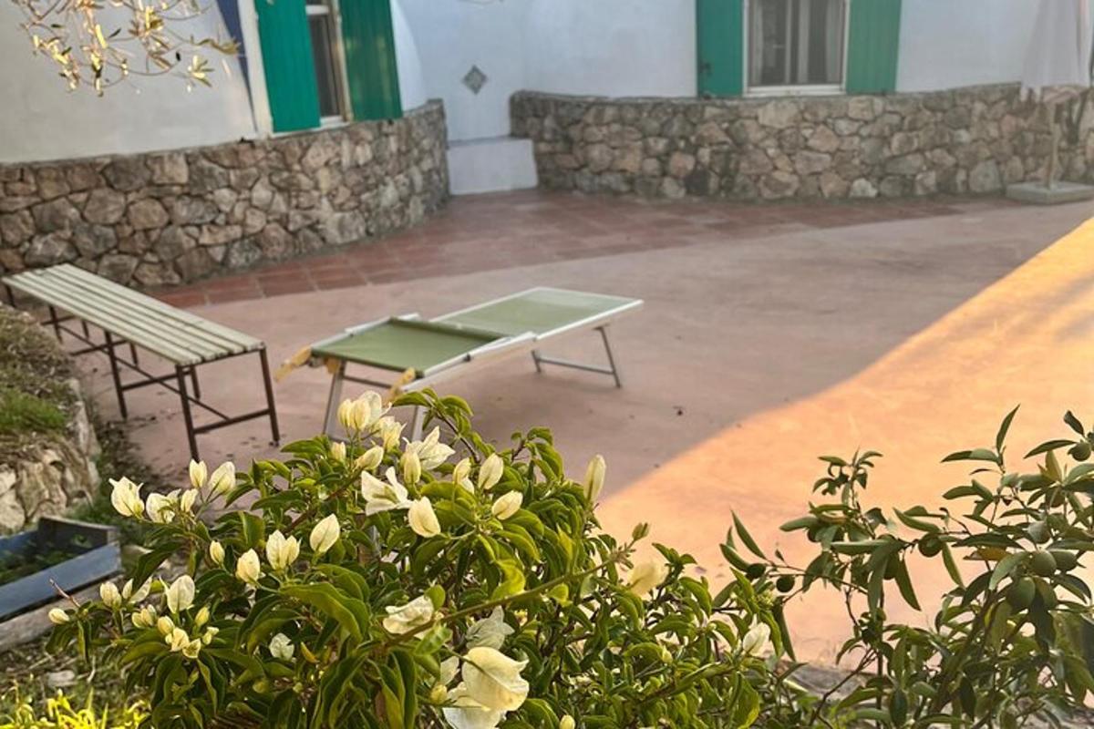 piknikový stůl a lavička před budovou