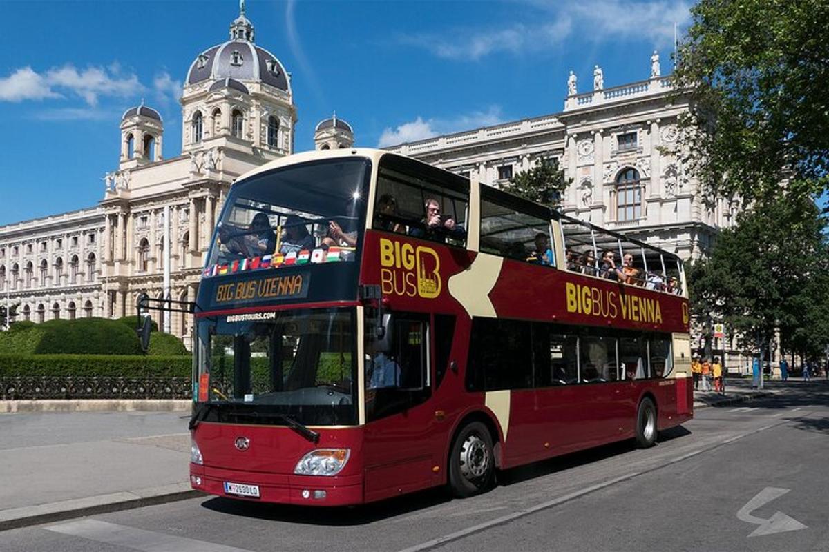 kahekordne buss hoone ees