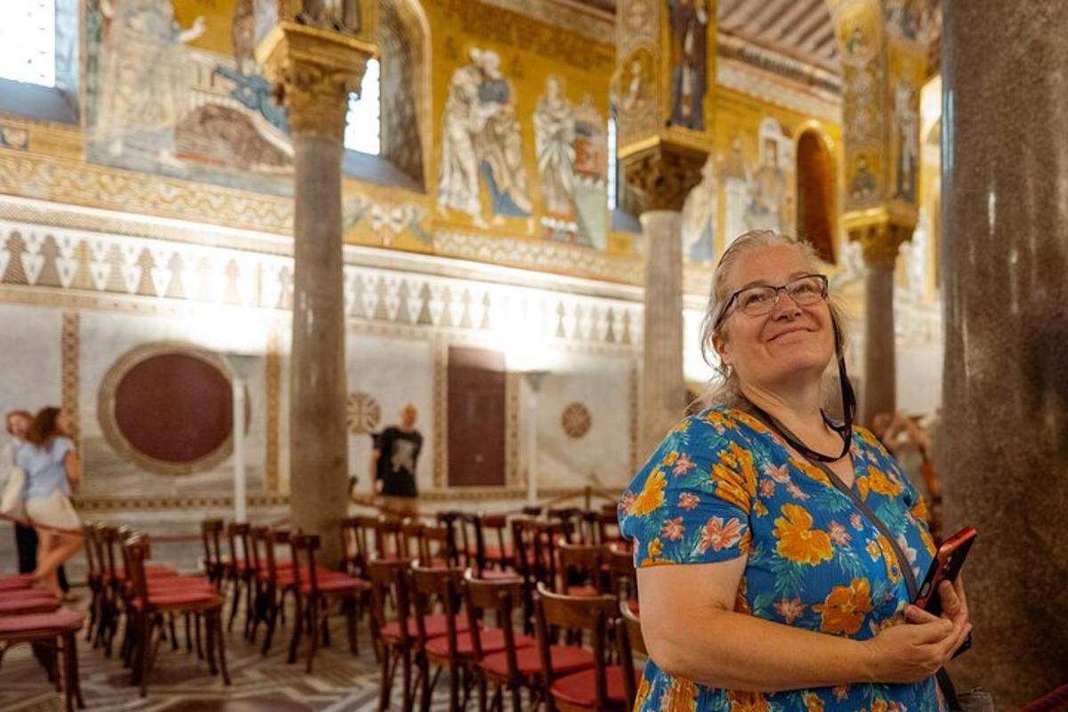 žena stojící v místnosti se židlemi a stropy