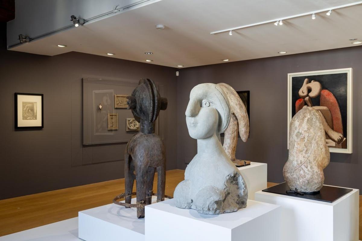 due statue esposte in una mostra museale