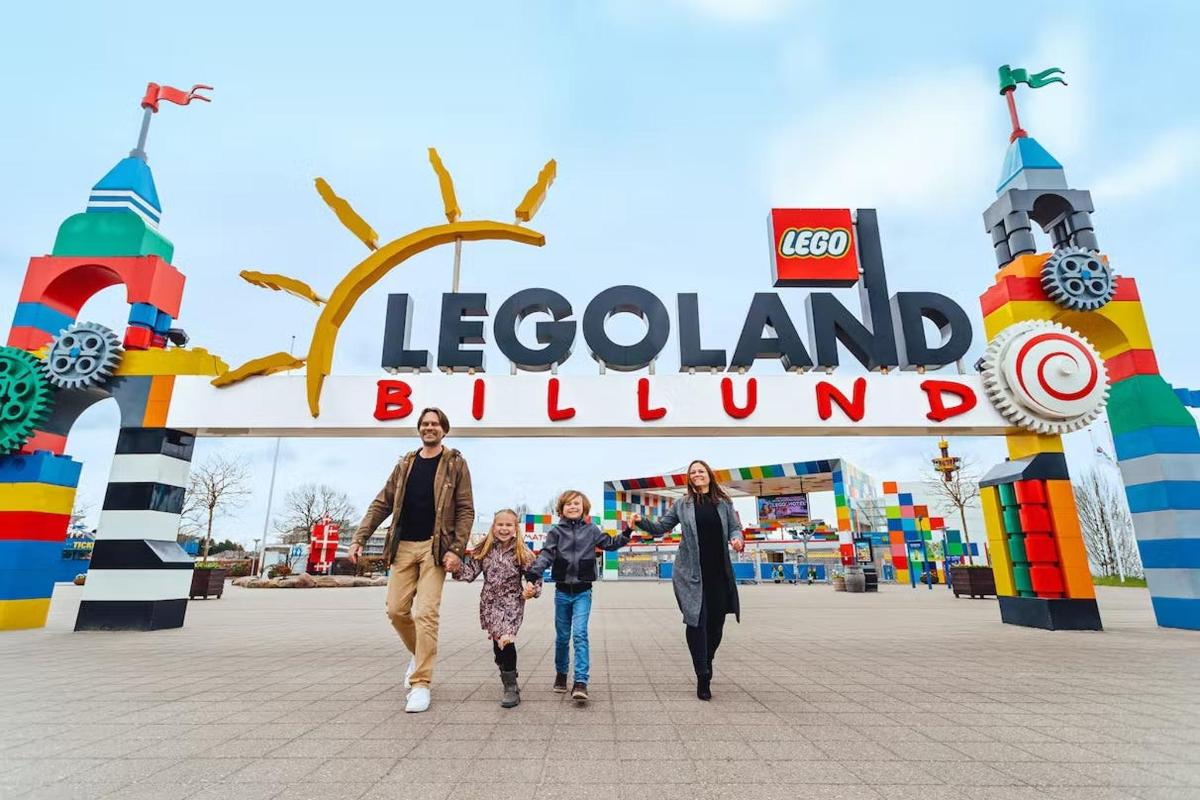 Družina hodi pred znakom Legolandolanda