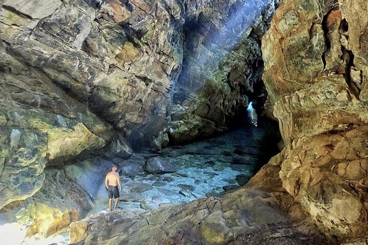 Un hombre parado sobre una roca en una cueva