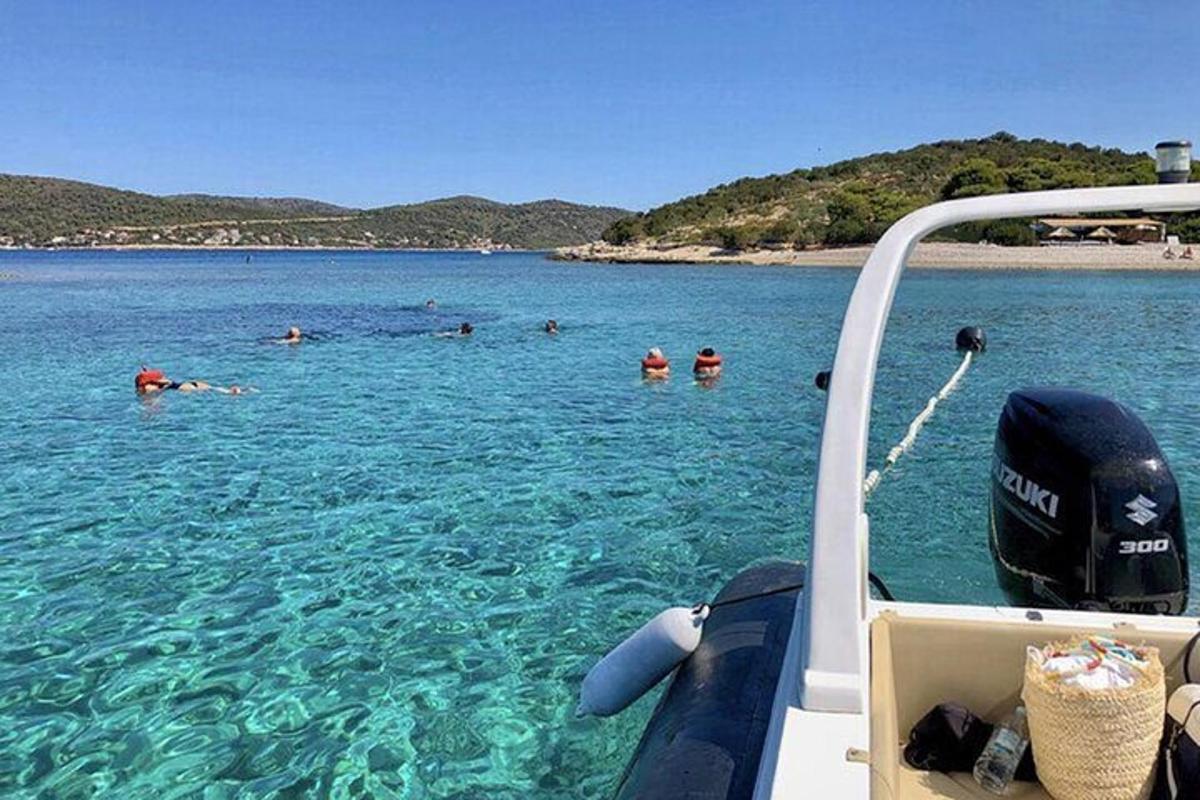 un grupo de personas en el agua en un barco
