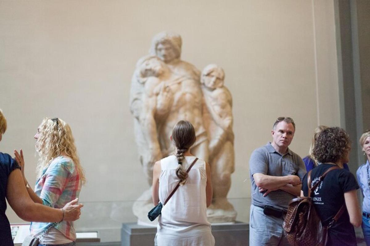 um grupo de pessoas olhando para uma estátua em um museu